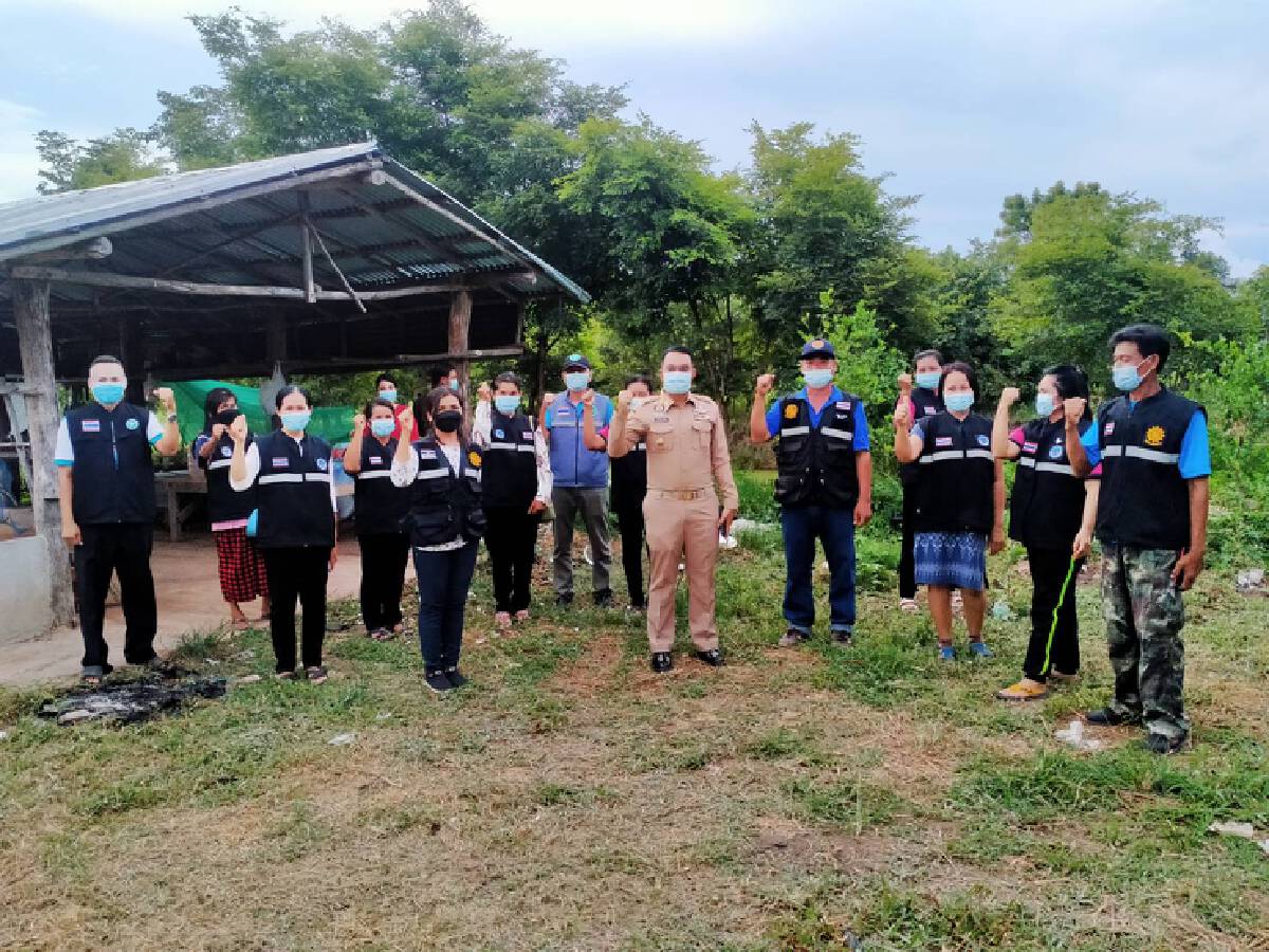 นายอำเภอลุยเยี่ยมชาวบ้านกลับจากพื้นที่เสี่ยงอาศัยกลางทุ่ง