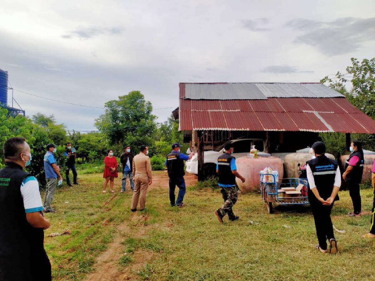 นายอำเภอลุยเยี่ยมชาวบ้านกลับจากพื้นที่เสี่ยงอาศัยกลางทุ่ง